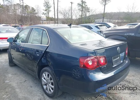 2010 Volkswagen Jetta Limited Edition/Se/Sel z USA, uszkodzony, nr VIN 3VWRX7AJ6AM054112